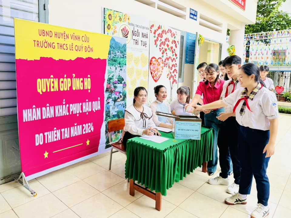 CB-GV-NV, học sinh và phụ huynh trường THCS Lê Quý Đôn đã quyên góp ủng hộ đồng bào các tỉnh miền Bắc bị ảnh hưởng bởi bão, lũ
