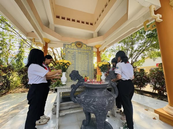 BCH Liên Đội đến Dâng hương tại Bia tưởng niệm Liệt sĩ Thị trấn Vĩnh An