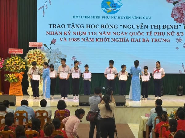 Ngày 07/03/2025, 10 HS nhận bổng “Nguyễn Thị Định” do Hội Liên hiệp Phụ nữ huyện Vĩnh Cửu trao tặng.