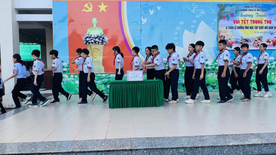 CB-GV-NV, HS trường THCS Lê Quý Đôn đã tổ chức quyên góp giúp đỡ đồng bào các tỉnh Bắc Bộ và Bắc Trung bộ khắc phục hậu quả do bão số 10 gây ra