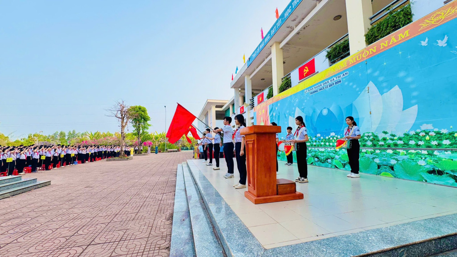 Lì xì Khai Xuân cho CB-GV-NV nhà trường và chúc tập thể sư phạm