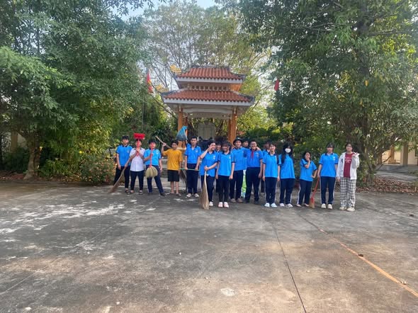 HS trường THCS Lê Quý Đôn đến lao động quét dọn vệ sinh tại khuôn viên Bia tưởng niệm Liệt sĩ xã Trị An